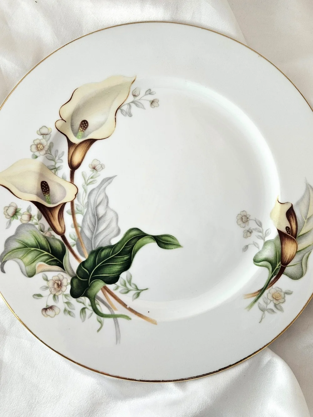 Elegant White Floral Dinner Plate with Green Calla Lily Motif, Made In Japan
